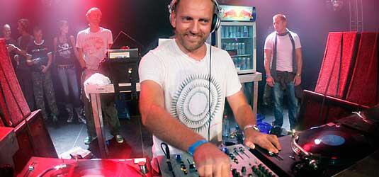 Wenn der Doppeljobber unter der Woche in einer Disco Platten auflegt und im Büro müde ist, muss das der Chef nicht tolerieren