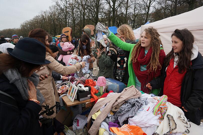 Die Bilder vom BRK Flohmarkt auf der Theresienwiese.