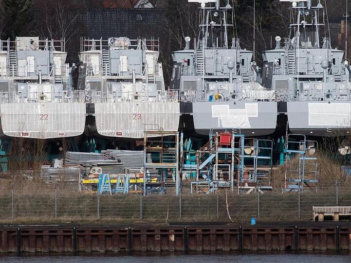 Küstenschutzboote für Saudi-Arabien auf dem Gelände der Peene-Werft in Wolgast.