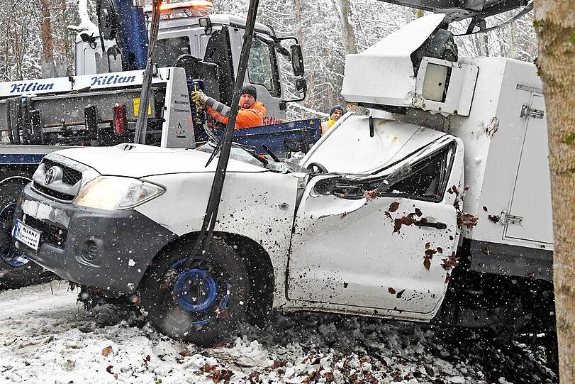 Wegen Schnee auf der Windschutzscheibe kam der 27-Jährige wohl von der Straße ab.