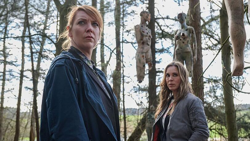 Die Rostocker Ermittlerinnen Melly Böwe (Lina Beckmann, li.) und Katrin König (Anneke Kim Sarnau) bei ihren Ermittlungen im Wald