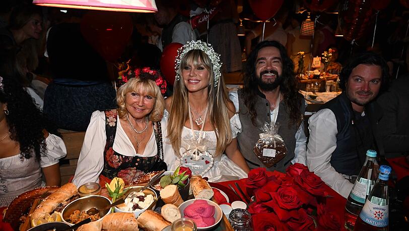 Mutter Erna, Tochter Lou, die Söhne Henry und Johan sowie Ehemann Tom Kaulitz und dessen Bruder Bill begleiteten Heidi Klum zur Wiesn-Premiere. Später kam auch Kumpel Thomas Hayo vorbei.