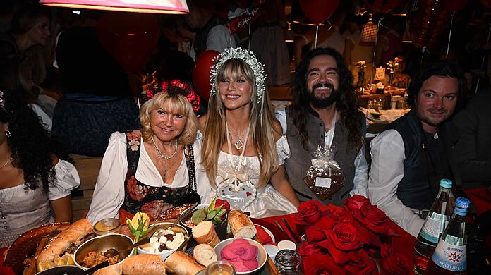 Mutter Erna, Tochter Lou, die Söhne Henry und Johan sowie Ehemann Tom Kaulitz und dessen Bruder Bill begleiteten Heidi Klum zur Wiesn-Premiere. Später kam auch Kumpel Thomas Hayo vorbei.