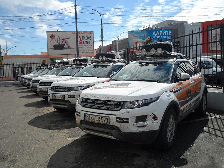 Aufgereiht: Ein Teil der Fahrzeuge der Land Rover Experience Tour 2013 vor dem Start im russischen Astrachan.