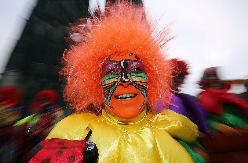 Die Karnevalszeit hat begonnen! Klicken Sie sich durch die ersten Bilder der Weiberfastnacht in Köln!