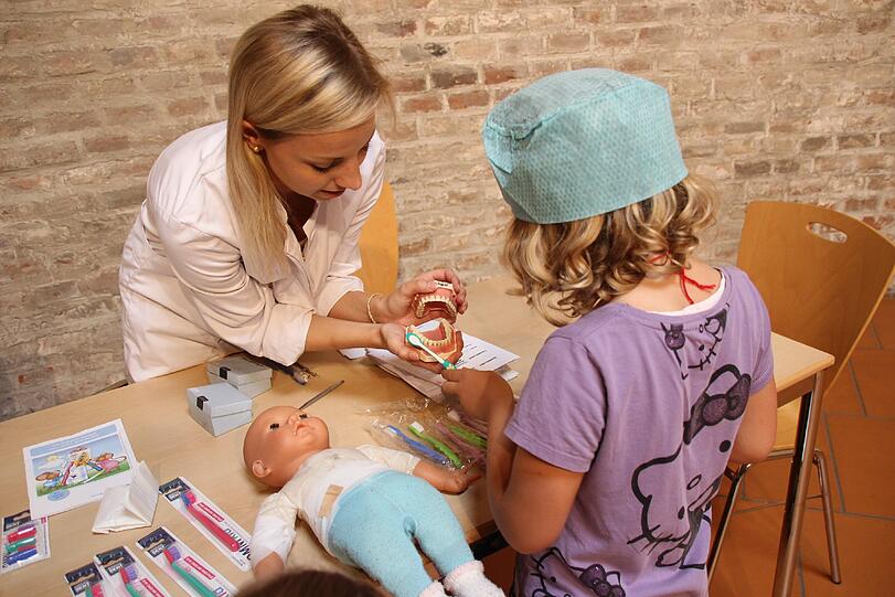 Richtig Zähne putzen lernen die Kinder an der Station für Zahnmedizin.