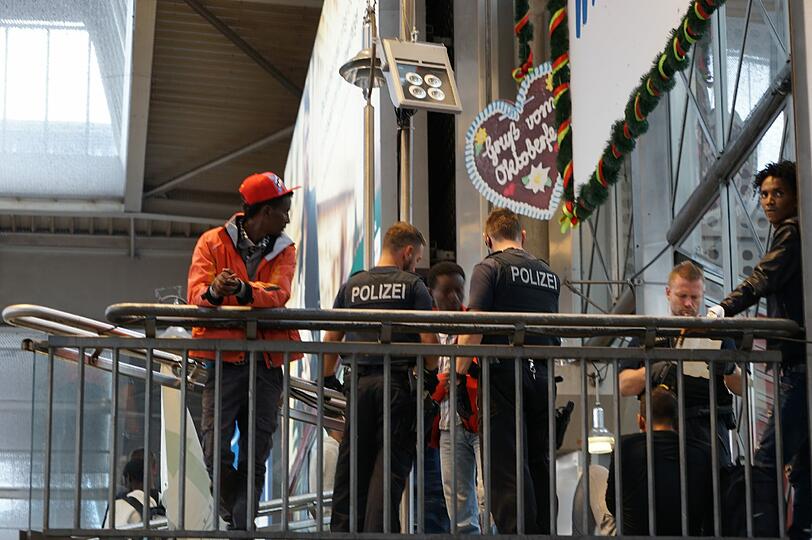 Flüchtlinge und Wiesn-Besucher treffen am Münchner Hauptbahnhof aufeinander.