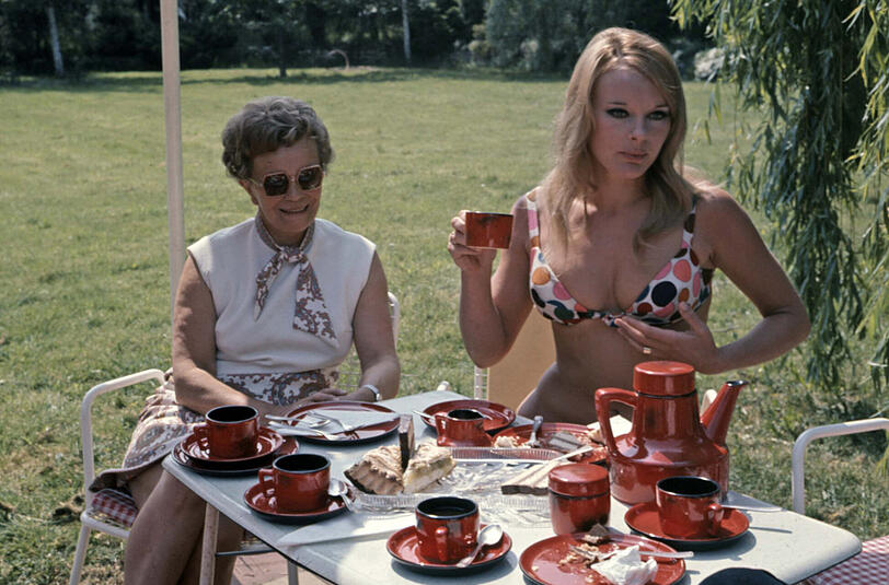Heimatverbunden: Elke Sommer, bei der gerade Hollywood anklopft, beim Kaffeekränzchen mit ihrer Mama Renate Schletz (&dagger;) in den 60ern.