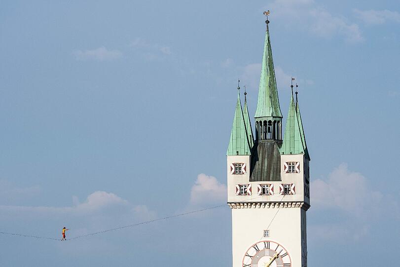 169 Meter spannte sich die Slackline zwischen dem Turm der Basilika St. Jakob und dem Stadtturm.