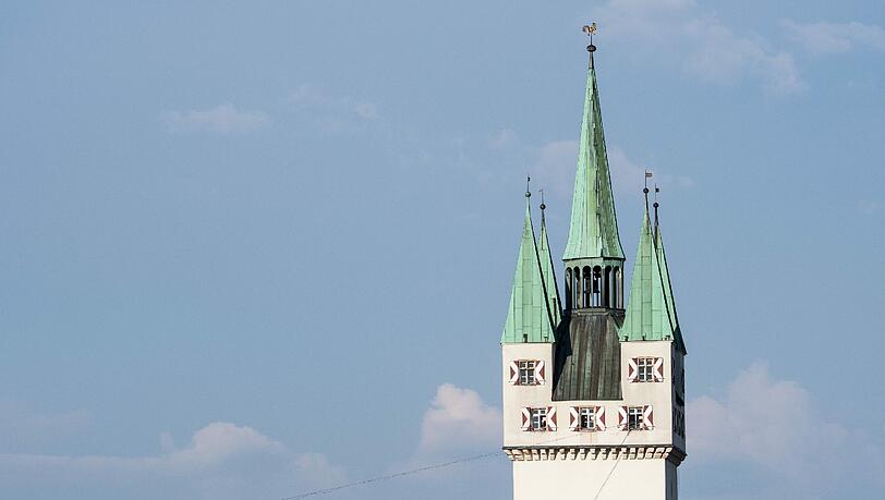 169 Meter spannte sich die Slackline zwischen dem Turm der Basilika St. Jakob und dem Stadtturm. 169 Meter spannte sich die Slackline zwischen dem Turm der Basilika St. Jakob und dem Stadtturm.