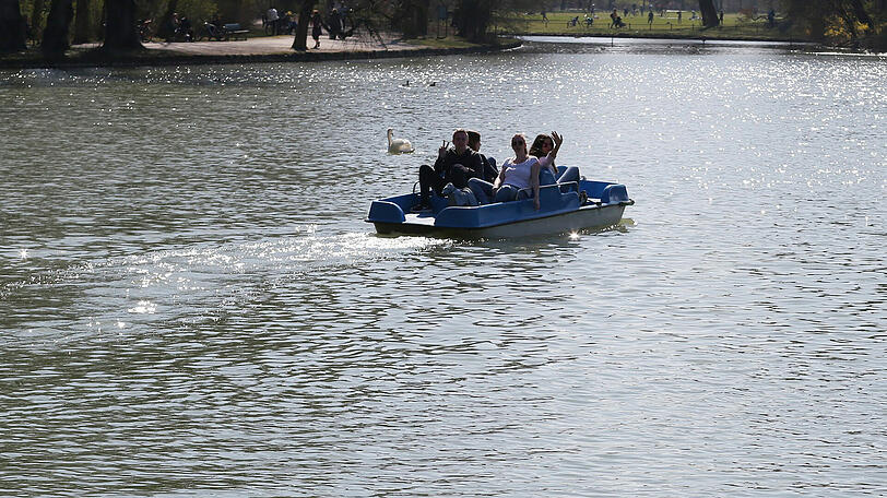 Im Tretboot über den Kleinhesseloher Sees schippern &ndash; so lässt&rsquo;s sich doch gut leben, oder?