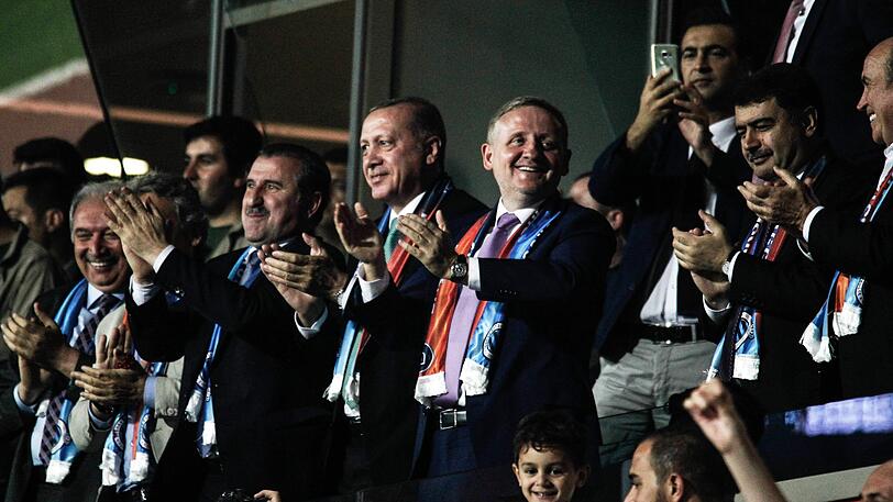 Fan von Basaksehir FK: Recep Tayyip Erdogan (Mi.).