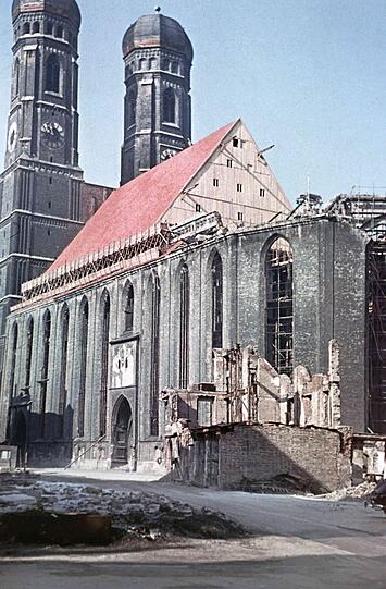Der Dom im Februar 1948: Die Hälfte des Dachstuhls ist bereits wieder fertiggestellt.
