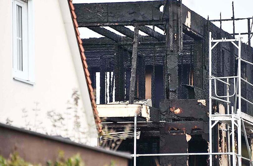 Am frühen Donnerstagmorgen kam es zu einem Brand auf einer Baustelle in der Von-Kahr-Straße. Der Rohbau eines Mehrfamilienhauses wurde komplett zerstört.