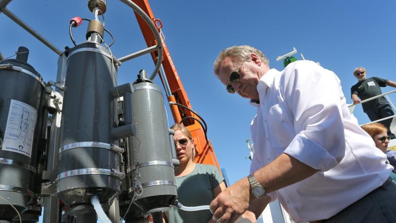 Franz Untersteller (Die Grünen) nimmt frisch geschöpftes Wasser aus einem Rosettenwasserschöpfer. Foto: Karl-Josef Hildenbrand Franz Untersteller (Die Grünen) nimmt frisch geschöpftes Wasser aus einem Rosettenwasserschöpfer. Foto: Karl-Josef Hildenbrand