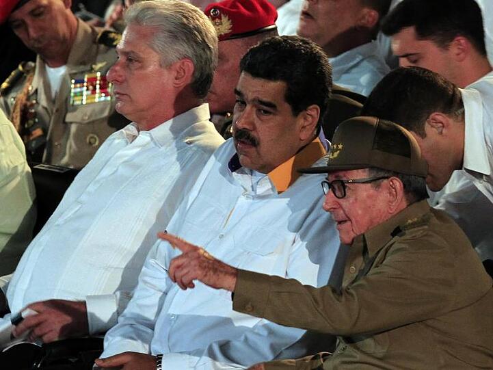 Miguel Diaz-Canel (l), Präsident von Kuba, Nicolas Maduro, Präsident von Venezuela, und Raul Castro, Erster Sekretär der Kommunistischen Partei Kubas, während eines Gipfels in Havanna.
