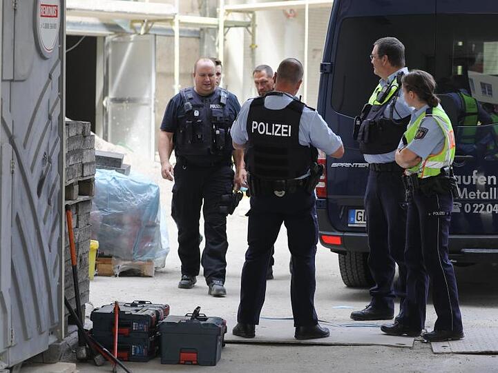Polizisten vor dem Hintereingang.