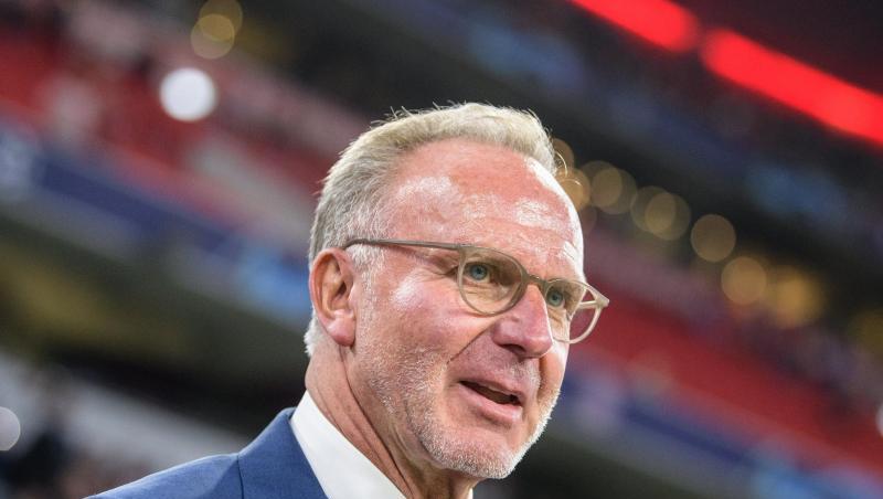 Karl-Heinz Rummenigge steht vor Spielbeginn am Spielfeldrand.