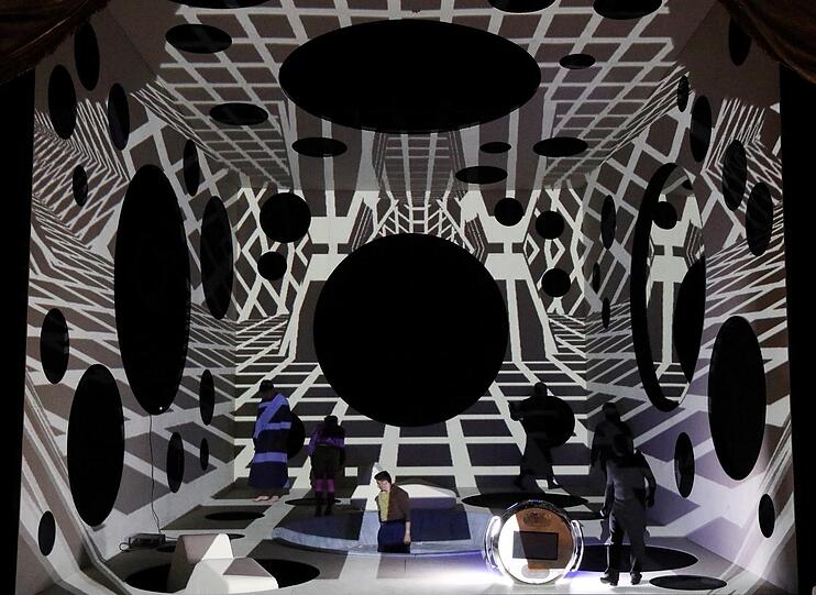Die Sängerinnen und Sänger des Opernstudios in Raimund Bauers Bühnenbild zu "Singularity".