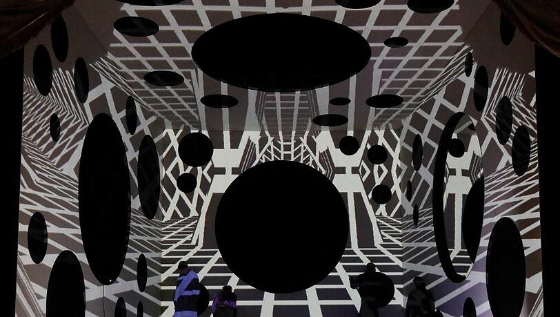 Die Sängerinnen und Sänger des Opernstudios in Raimund Bauers Bühnenbild zu "Singularity". Die Sängerinnen und Sänger des Opernstudios in Raimund Bauers Bühnenbild zu "Singularity".