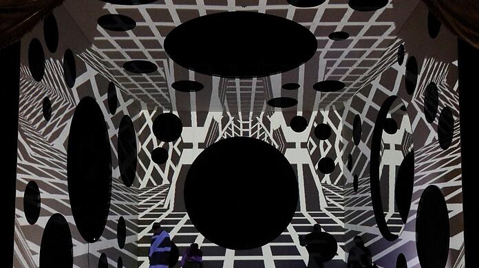 Die Sängerinnen und Sänger des Opernstudios in Raimund Bauers Bühnenbild zu "Singularity".