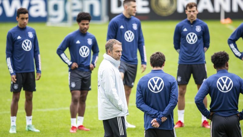 Der neue Bundestrainer Hansi Flick (M.) bei der Arbeit.