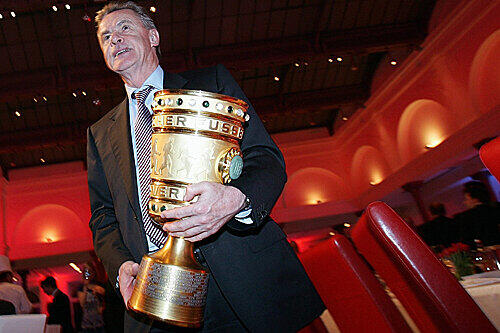 Ottmar Hitzfeld (59), hier in Berlin mit dem DFB-Pokal, steuert in seinem letzten Jahr als Bayern-Trainer erstmal auf das Triple zu.