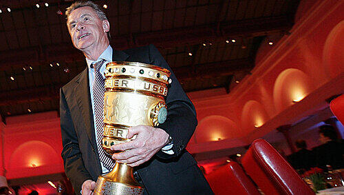 Ottmar Hitzfeld (59), hier in Berlin mit dem DFB-Pokal, steuert in seinem letzten Jahr als Bayern-Trainer erstmal auf das Triple zu. Ottmar Hitzfeld (59), hier in Berlin mit dem DFB-Pokal, steuert in seinem letzten Jahr als Bayern-Trainer erstmal auf das Triple zu.