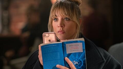 Kaley Cuoco als Cassie Bowden in der zweiten Staffel von "The Flight Attendant".