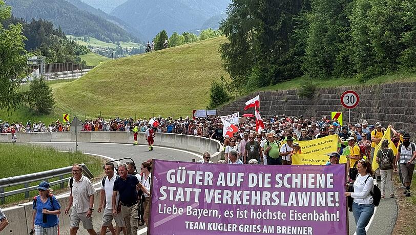 Matrei am Brenner: Teilnehmer der Demonstration protestieren mit Bannern und Plakaten gegen die Verkehrsflut am Brenner. Matrei am Brenner: Teilnehmer der Demonstration protestieren mit Bannern und Plakaten gegen die Verkehrsflut am Brenner.