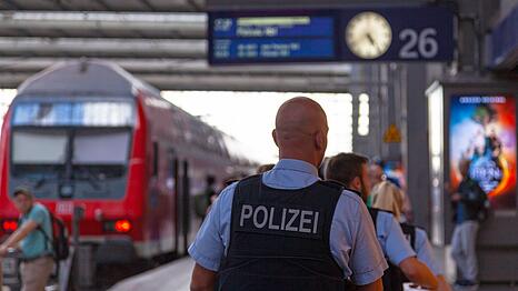 Das fl&auml;chendeckende Alkoholverbot an allen deutschen Bahnh&ouml;fen soll auch mithilfe der Bundespolizei durchgesetzt werden.