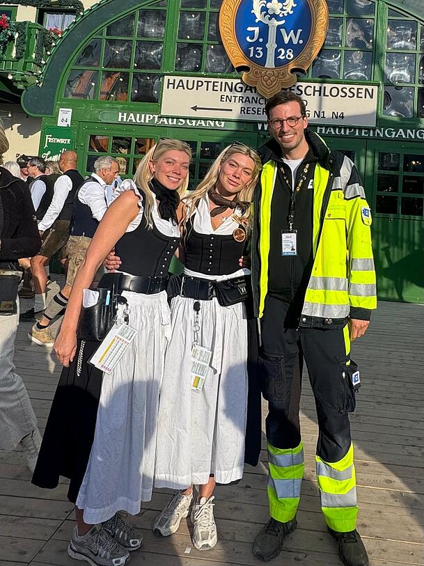 Ein 78-jähriger Wiesnbesucher ist am Dienstagnachmittag im Biergarten eines Festzeltes zusammengebrochen. Umstehende Personen, darunter die beiden Schwestern und Kellnerinnen Daria und Frieda, erkannten sofort, dass der Mann keine Atmung mehr hatte. Ein 78-jähriger Wiesnbesucher ist am Dienstagnachmittag im Biergarten eines Festzeltes zusammengebrochen. Umstehende Personen, darunter die beiden Schwestern und Kellnerinnen Daria und Frieda, erkannten sofort, dass der Mann keine Atmung mehr hatte.