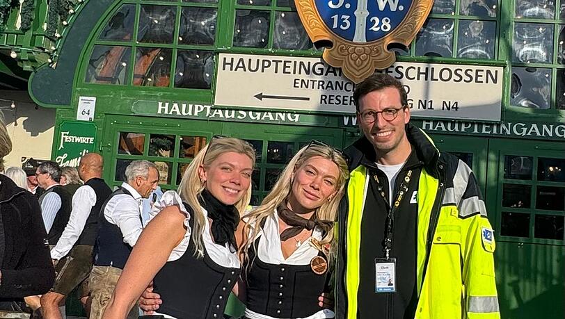 Ein 78-jähriger Wiesnbesucher ist am Dienstagnachmittag im Biergarten eines Festzeltes zusammengebrochen. Umstehende Personen, darunter die beiden Schwestern und Kellnerinnen Daria und Frieda, erkannten sofort, dass der Mann keine Atmung mehr hatte. Ein 78-jähriger Wiesnbesucher ist am Dienstagnachmittag im Biergarten eines Festzeltes zusammengebrochen. Umstehende Personen, darunter die beiden Schwestern und Kellnerinnen Daria und Frieda, erkannten sofort, dass der Mann keine Atmung mehr hatte.
