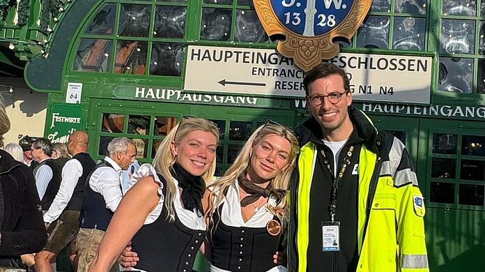 Ein 78-jähriger Wiesnbesucher ist am Dienstagnachmittag im Biergarten eines Festzeltes zusammengebrochen. Umstehende Personen, darunter die beiden Schwestern und Kellnerinnen Daria und Frieda, erkannten sofort, dass der Mann keine Atmung mehr hatte. Ein 78-jähriger Wiesnbesucher ist am Dienstagnachmittag im Biergarten eines Festzeltes zusammengebrochen. Umstehende Personen, darunter die beiden Schwestern und Kellnerinnen Daria und Frieda, erkannten sofort, dass der Mann keine Atmung mehr hatte.