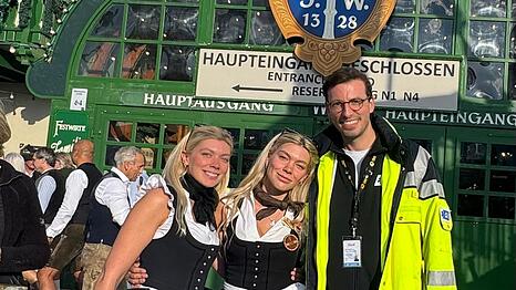 Ein 78-j&auml;hriger Wiesnbesucher ist am Dienstagnachmittag im Biergarten eines Festzeltes zusammengebrochen. Umstehende Personen, darunter die beiden Schwestern und Kellnerinnen Daria und Frieda, erkannten sofort, dass der Mann keine Atmung mehr hatte.