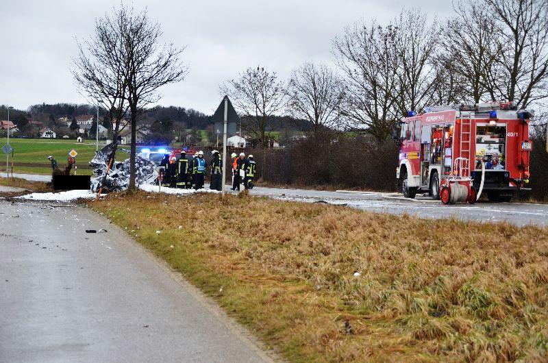 Horror-Unfall am Tag von Heiligabend: Ein Auto ist auf der B12 gegen einen Baum geschleudert. Der Insasse verbrannte im Wrack.