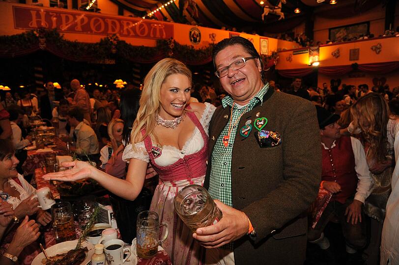Gute Laune hoch zwei: Moderatorin Alessandra Geissel feiert mit Promi-Arzt Josip S. Bill.