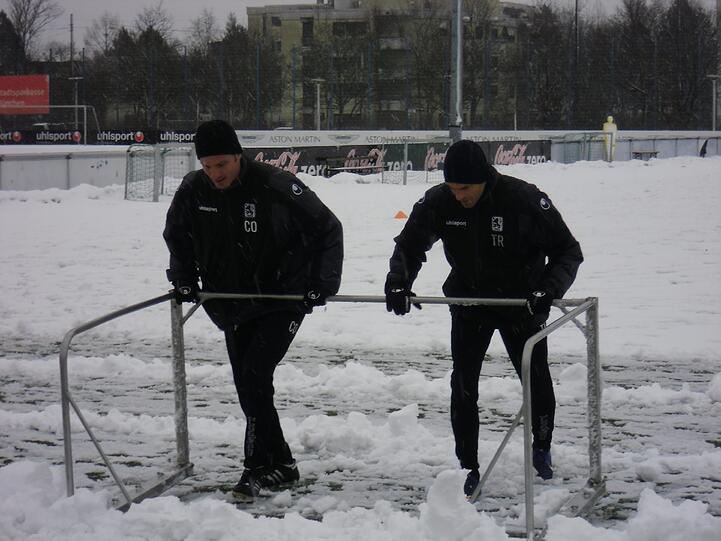 Hart , härter, Alexander Schmidt. Der Trainer des TSV 1860 schickte seine Jungs am Montagvormittag trotz klirrender Kälte, Schneeregen und schneebedeckten Trainingsplätzen raus zum Anschwitzen. Am Abend spielen die Löwen gegen den 1. FC Kaiserslautern. Die Bilder vom Matsch-Training