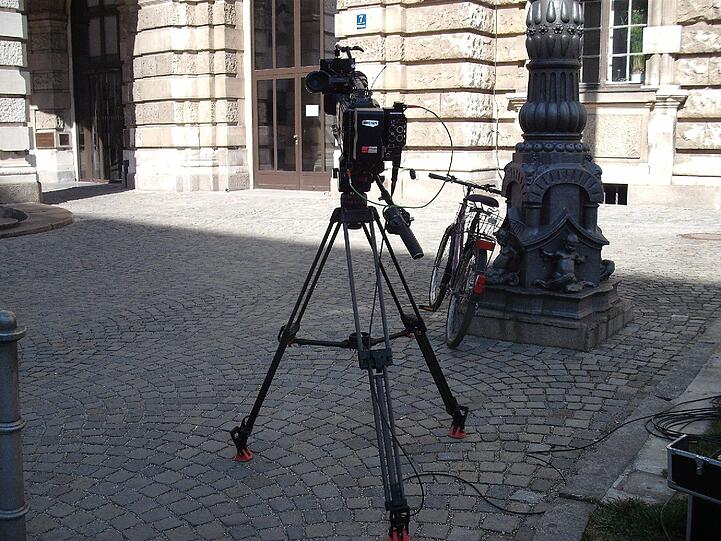 Am Justizpalast: Bereits am Sonntag bereiten sich einzelne Medienvertreter auf den Prozessbeginn am Montag vor.