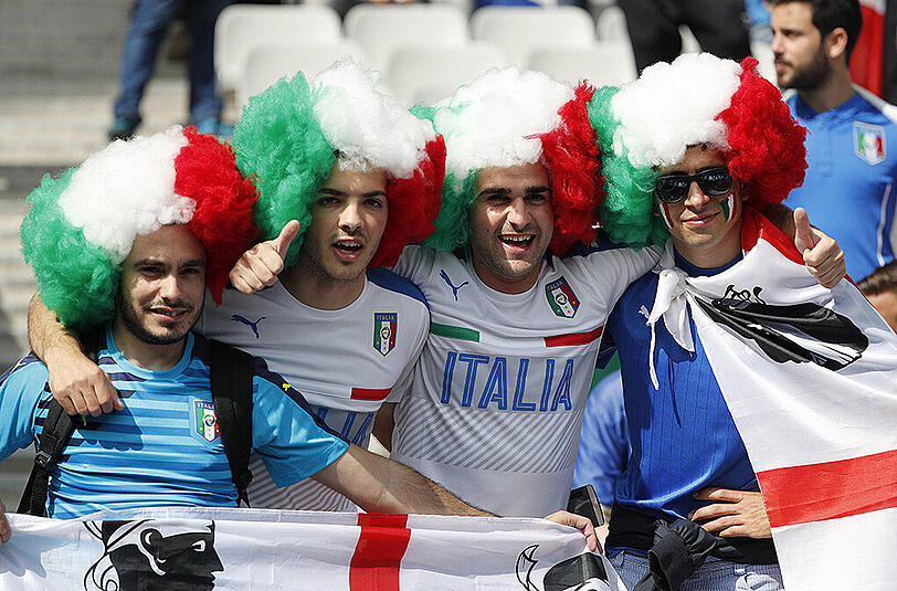 Südländisches Flair in Saint-Denis: Klicken Sie sich durch die Bilder der italienischen und spanischen Anhänger auf der Tribüne.