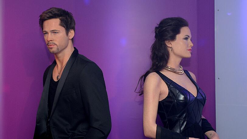 Kehren sich nun den Rücken zu: Die Wachsfiguren von Angelina Jolie und Brad Pitt im Madame Tussauds in Berlin. Kehren sich nun den Rücken zu: Die Wachsfiguren von Angelina Jolie und Brad Pitt im Madame Tussauds in Berlin.