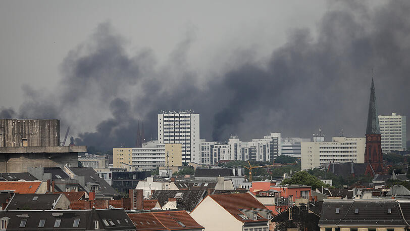 Bilder vom Freitagmorgen: Dunkler Rauch steigt über Hamburg auf - die Ausschreitungen zum G20-Gipfel nehmen kein Ende.