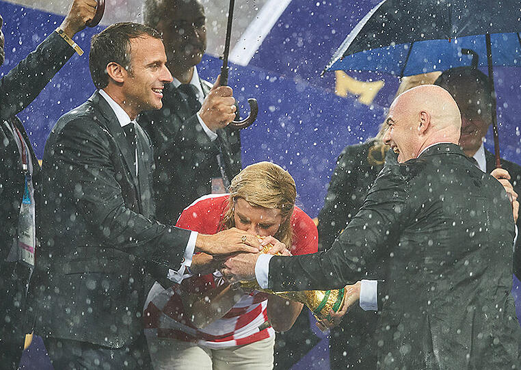 Sport: Die kroatische Präsidentin Kolinda Grabar-Kitarovic küsst am 16. Juli im Trikot ihrer Nationalmannschaft den WM-Pokal. Mit dem Motiv gewinnt der freie Fotograf Peter Schatz die Kategorie "Sport".