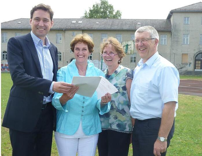 Vor der ehemaligen Landesgehörlosenschule (V. l.): Georg Eisenreich, MdL, Lore Heinrich-Exner (Schulleiterin des Ludwigsgymnasiums), Carmen Fröhler (Schulleiterin der Grundschule an der Gilmstr.), Stephan Zahlhaas (Schulleiter des Erasmus-Grasser-Gymnasiums).