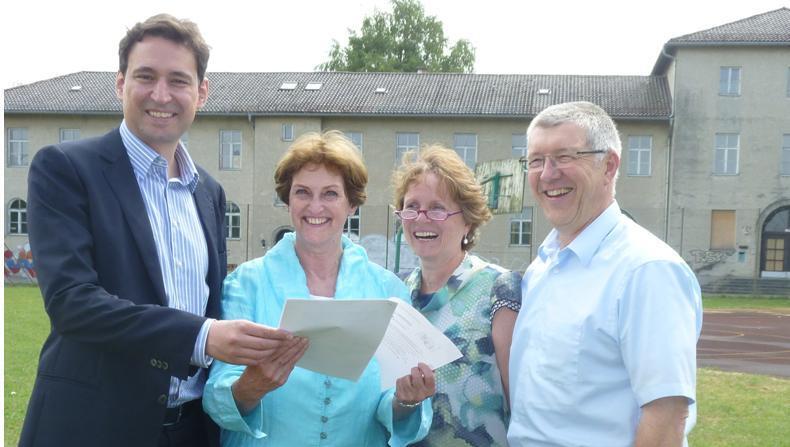 Vor der ehemaligen Landesgehörlosenschule (V. l.): Georg Eisenreich, MdL, Lore Heinrich-Exner (Schulleiterin des Ludwigsgymnasiums), Carmen Fröhler (Schulleiterin der Grundschule an der Gilmstr.), Stephan Zahlhaas (Schulleiter des Erasmus-Grasser-Gymnasiums). Vor der ehemaligen Landesgehörlosenschule (V. l.): Georg Eisenreich, MdL, Lore Heinrich-Exner (Schulleiterin des Ludwigsgymnasiums), Carmen Fröhler (Schulleiterin der Grundschule an der Gilmstr.), Stephan Zahlhaas (Schulleiter des Erasmus-Grasser-Gymnasiums).