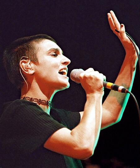 SINEAD O'CONNOR: Aus Protest gegen die aus ihrer Sicht "falschen und destruktiven materialistischen Werte" der US-Musikindustrie nahm die irische Sängerin 1991 den Grammy nicht an - die weltweit begehrteste Auszeichnung der Branche.
