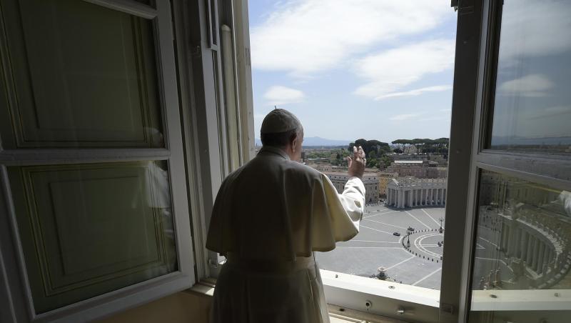 Papst Franziskus erteilt aus dem Fenster seinen Segen mit Blick auf den Petersplatz, der aufgrund der Anti-Corona-Maßnahmen menschenleer ist. Papst Franziskus erteilt aus dem Fenster seinen Segen mit Blick auf den Petersplatz, der aufgrund der Anti-Corona-Maßnahmen menschenleer ist.