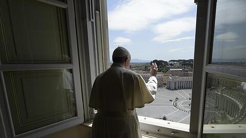 Papst Franziskus erteilt aus dem Fenster seinen Segen mit Blick auf den Petersplatz, der aufgrund der Anti-Corona-Maßnahmen menschenleer ist.