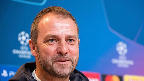 Trainer Hansi Flick vom FC Bayern München spricht auf einer Pressekonferenz. Foto: Matthias Balk/dpa/Archivbild