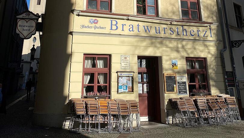 Das ganze Eck ums Bratwurstherzl duftet nach Buchenfeuer. Das ganze Eck ums Bratwurstherzl duftet nach Buchenfeuer.